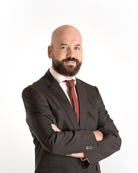 José Antonio Rodríguez Choza, abogado en Málaga, con traje oscuro y corbata granate